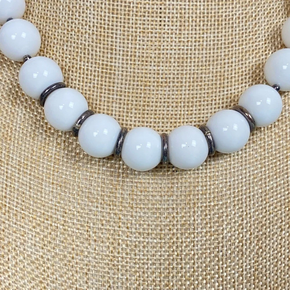 Vintage white bead necklace on sterling silver chain - Picture 3 of 7
